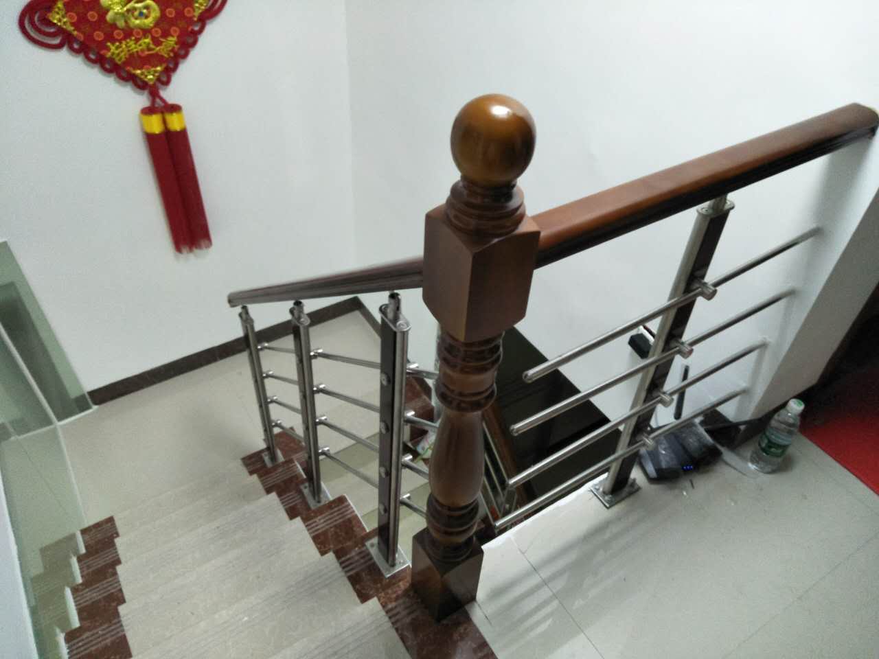 不锈钢立柱穿拉丝管立柱榉木扶手002