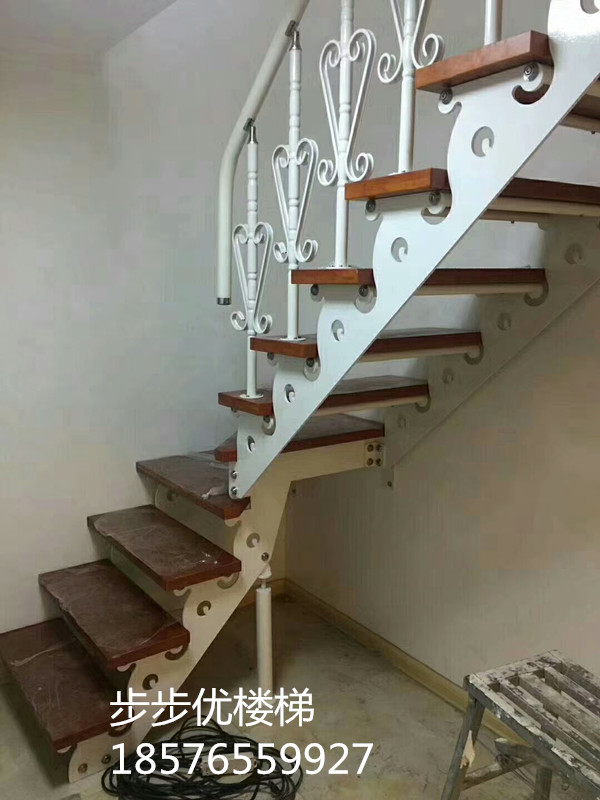 双梁钢木楼梯铁花栏杆